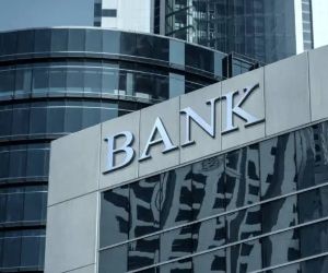 Mărfuri precum aurul, petrolul, produsele agricole și metalele industriale oferă oportunități de diversificare a portofoliului și de protejare împotriva inflației, dar sunt și active cu risc ridicat din cauza volatilității prețurilor, a tensiunilor geopolitice și a șocurilor dintre cerere și ofertă; cheia este să investiți cu o strategie clară, o înțelegere a factorilor de piață subiacenți și doar cu capital care nu vă compromite stabilitatea financiară.