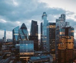 Criptomonedele oferă un potențial ridicat de randament și o mai mare libertate financiară prin descentralizare, operând pe o piață deschisă 24/7. Cu toate acestea, reprezintă un activ cu risc ridicat din cauza volatilității extreme și a lipsei de reglementare. Principalele riscuri includ pierderi rapide și defecțiuni ale securității cibernetice. Cheia succesului este să investiți doar cu o strategie clară și cu un capital care nu vă compromite stabilitatea financiară.