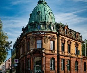 Mărfuri precum aurul, petrolul, produsele agricole și metalele industriale oferă oportunități de diversificare a portofoliului și de protejare împotriva inflației, dar sunt și active cu risc ridicat din cauza volatilității prețurilor, a tensiunilor geopolitice și a șocurilor dintre cerere și ofertă; cheia este să investiți cu o strategie clară, o înțelegere a factorilor de piață subiacenți și doar cu capital care nu vă compromite stabilitatea financiară.