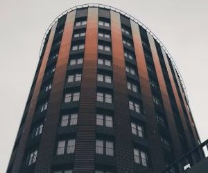 Mărfuri precum aurul, petrolul, produsele agricole și metalele industriale oferă oportunități de diversificare a portofoliului și de protejare împotriva inflației, dar sunt și active cu risc ridicat din cauza volatilității prețurilor, a tensiunilor geopolitice și a șocurilor dintre cerere și ofertă; cheia este să investiți cu o strategie clară, o înțelegere a factorilor de piață subiacenți și doar cu capital care nu vă compromite stabilitatea financiară.