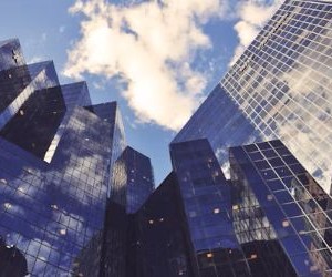 Mărfuri precum aurul, petrolul, produsele agricole și metalele industriale oferă oportunități de diversificare a portofoliului și de protejare împotriva inflației, dar sunt și active cu risc ridicat din cauza volatilității prețurilor, a tensiunilor geopolitice și a șocurilor dintre cerere și ofertă; cheia este să investiți cu o strategie clară, o înțelegere a factorilor de piață subiacenți și doar cu capital care nu vă compromite stabilitatea financiară.