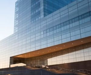 Mărfuri precum aurul, petrolul, produsele agricole și metalele industriale oferă oportunități de diversificare a portofoliului și de protejare împotriva inflației, dar sunt și active cu risc ridicat din cauza volatilității prețurilor, a tensiunilor geopolitice și a șocurilor dintre cerere și ofertă; cheia este să investiți cu o strategie clară, o înțelegere a factorilor de piață subiacenți și doar cu capital care nu vă compromite stabilitatea financiară.