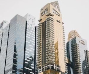 Acțiunile oferă potențialul de creștere pe termen lung și venituri din dividende prin investiții în companii care creează valoare în timp, dar prezintă și riscuri semnificative din cauza volatilității pieței, a ciclurilor economice și a evenimentelor specifice companiei; cheia este să investiți cu o strategie clară, o diversificare adecvată și doar cu capital care nu vă va compromite stabilitatea financiară.