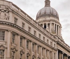 Mărfuri precum aurul, petrolul, produsele agricole și metalele industriale oferă oportunități de diversificare a portofoliului și de protejare împotriva inflației, dar sunt și active cu risc ridicat din cauza volatilității prețurilor, a tensiunilor geopolitice și a șocurilor dintre cerere și ofertă; cheia este să investiți cu o strategie clară, o înțelegere a factorilor de piață subiacenți și doar cu capital care nu vă compromite stabilitatea financiară.