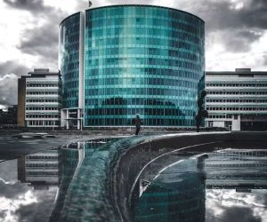 Mărfuri precum aurul, petrolul, produsele agricole și metalele industriale oferă oportunități de diversificare a portofoliului și de protejare împotriva inflației, dar sunt și active cu risc ridicat din cauza volatilității prețurilor, a tensiunilor geopolitice și a șocurilor dintre cerere și ofertă; cheia este să investiți cu o strategie clară, o înțelegere a factorilor de piață subiacenți și doar cu capital care nu vă compromite stabilitatea financiară.