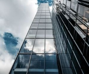 Mărfuri precum aurul, petrolul, produsele agricole și metalele industriale oferă oportunități de diversificare a portofoliului și de protejare împotriva inflației, dar sunt și active cu risc ridicat din cauza volatilității prețurilor, a tensiunilor geopolitice și a șocurilor dintre cerere și ofertă; cheia este să investiți cu o strategie clară, o înțelegere a factorilor de piață subiacenți și doar cu capital care nu vă compromite stabilitatea financiară.