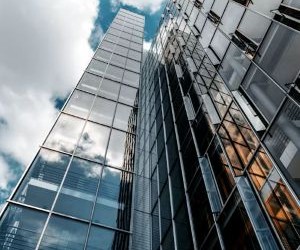 Mărfuri precum aurul, petrolul, produsele agricole și metalele industriale oferă oportunități de diversificare a portofoliului și de protejare împotriva inflației, dar sunt și active cu risc ridicat din cauza volatilității prețurilor, a tensiunilor geopolitice și a șocurilor dintre cerere și ofertă; cheia este să investiți cu o strategie clară, o înțelegere a factorilor de piață subiacenți și doar cu capital care nu vă compromite stabilitatea financiară.