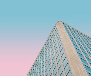 Acțiunile oferă potențialul de creștere pe termen lung și venituri din dividende prin investiții în companii care creează valoare în timp, dar prezintă și riscuri semnificative din cauza volatilității pieței, a ciclurilor economice și a evenimentelor specifice companiei; cheia este să investiți cu o strategie clară, o diversificare adecvată și doar cu capital care nu vă va compromite stabilitatea financiară.