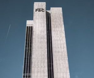 Acțiunile oferă potențialul de creștere pe termen lung și venituri din dividende prin investiții în companii care creează valoare în timp, dar prezintă și riscuri semnificative din cauza volatilității pieței, a ciclurilor economice și a evenimentelor specifice companiei; cheia este să investiți cu o strategie clară, o diversificare adecvată și doar cu capital care nu vă va compromite stabilitatea financiară.