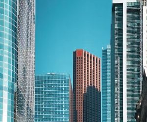 Criptomonedele oferă un potențial ridicat de randament și o mai mare libertate financiară prin descentralizare, operând pe o piață deschisă 24/7. Cu toate acestea, reprezintă un activ cu risc ridicat din cauza volatilității extreme și a lipsei de reglementare. Principalele riscuri includ pierderi rapide și defecțiuni ale securității cibernetice. Cheia succesului este să investiți doar cu o strategie clară și cu un capital care nu vă compromite stabilitatea financiară.