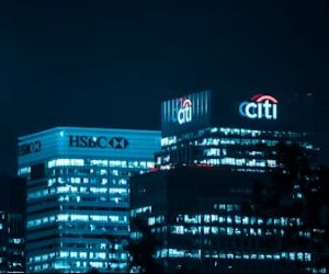 Criptomonedele oferă un potențial ridicat de randament și o mai mare libertate financiară prin descentralizare, operând pe o piață deschisă 24/7. Cu toate acestea, reprezintă un activ cu risc ridicat din cauza volatilității extreme și a lipsei de reglementare. Principalele riscuri includ pierderi rapide și defecțiuni ale securității cibernetice. Cheia succesului este să investiți doar cu o strategie clară și cu un capital care nu vă compromite stabilitatea financiară.