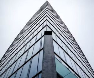 Criptomonedele oferă un potențial ridicat de randament și o mai mare libertate financiară prin descentralizare, operând pe o piață deschisă 24/7. Cu toate acestea, reprezintă un activ cu risc ridicat din cauza volatilității extreme și a lipsei de reglementare. Principalele riscuri includ pierderi rapide și defecțiuni ale securității cibernetice. Cheia succesului este să investiți doar cu o strategie clară și cu un capital care nu vă compromite stabilitatea financiară.