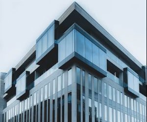 Forex oferă oportunități de a profita de fluctuațiile dintre monedele globale pe o piață extrem de lichidă, care se tranzacționează 24 de ore pe zi, dar este și o arenă cu risc ridicat din cauza efectului de levier, a volatilității puternice și a impactului știrilor macroeconomice; cheia este să tranzacționezi cu o strategie clară, o gestionare strictă a riscurilor și doar cu capital pe care îți permiți să-l pierzi fără a-ți afecta stabilitatea financiară.