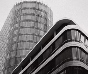 Forex oferă oportunități de a profita de fluctuațiile dintre monedele globale pe o piață extrem de lichidă, care se tranzacționează 24 de ore pe zi, dar este și o arenă cu risc ridicat din cauza efectului de levier, a volatilității puternice și a impactului știrilor macroeconomice; cheia este să tranzacționezi cu o strategie clară, o gestionare strictă a riscurilor și doar cu capital pe care îți permiți să-l pierzi fără a-ți afecta stabilitatea financiară.