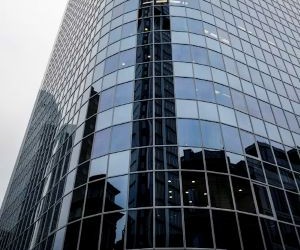 Mărfuri precum aurul, petrolul, produsele agricole și metalele industriale oferă oportunități de diversificare a portofoliului și de protejare împotriva inflației, dar sunt și active cu risc ridicat din cauza volatilității prețurilor, a tensiunilor geopolitice și a șocurilor dintre cerere și ofertă; cheia este să investiți cu o strategie clară, o înțelegere a factorilor de piață subiacenți și doar cu capital care nu vă compromite stabilitatea financiară.