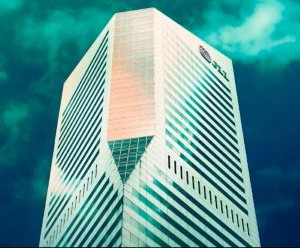 Mărfuri precum aurul, petrolul, produsele agricole și metalele industriale oferă oportunități de diversificare a portofoliului și de protejare împotriva inflației, dar sunt și active cu risc ridicat din cauza volatilității prețurilor, a tensiunilor geopolitice și a șocurilor dintre cerere și ofertă; cheia este să investiți cu o strategie clară, o înțelegere a factorilor de piață subiacenți și doar cu capital care nu vă compromite stabilitatea financiară.