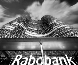 Criptomonedele oferă un potențial ridicat de randament și o mai mare libertate financiară prin descentralizare, operând pe o piață deschisă 24/7. Cu toate acestea, reprezintă un activ cu risc ridicat din cauza volatilității extreme și a lipsei de reglementare. Principalele riscuri includ pierderi rapide și defecțiuni ale securității cibernetice. Cheia succesului este să investiți doar cu o strategie clară și cu un capital care nu vă compromite stabilitatea financiară.