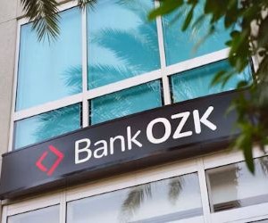 Criptomonedele oferă un potențial ridicat de randament și o mai mare libertate financiară prin descentralizare, operând pe o piață deschisă 24/7. Cu toate acestea, reprezintă un activ cu risc ridicat din cauza volatilității extreme și a lipsei de reglementare. Principalele riscuri includ pierderi rapide și defecțiuni ale securității cibernetice. Cheia succesului este să investiți doar cu o strategie clară și cu un capital care nu vă compromite stabilitatea financiară.