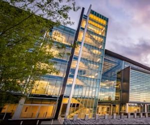 Forex oferă oportunități de a profita de fluctuațiile dintre monedele globale pe o piață extrem de lichidă, care se tranzacționează 24 de ore pe zi, dar este și o arenă cu risc ridicat din cauza efectului de levier, a volatilității puternice și a impactului știrilor macroeconomice; cheia este să tranzacționezi cu o strategie clară, o gestionare strictă a riscurilor și doar cu capital pe care îți permiți să-l pierzi fără a-ți afecta stabilitatea financiară.