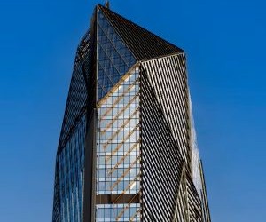 Criptomonedele oferă un potențial ridicat de randament și o mai mare libertate financiară prin descentralizare, operând pe o piață deschisă 24/7. Cu toate acestea, reprezintă un activ cu risc ridicat din cauza volatilității extreme și a lipsei de reglementare. Principalele riscuri includ pierderi rapide și defecțiuni ale securității cibernetice. Cheia succesului este să investiți doar cu o strategie clară și cu un capital care nu vă compromite stabilitatea financiară.