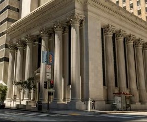 Mărfuri precum aurul, petrolul, produsele agricole și metalele industriale oferă oportunități de diversificare a portofoliului și de protejare împotriva inflației, dar sunt și active cu risc ridicat din cauza volatilității prețurilor, a tensiunilor geopolitice și a șocurilor dintre cerere și ofertă; cheia este să investiți cu o strategie clară, o înțelegere a factorilor de piață subiacenți și doar cu capital care nu vă compromite stabilitatea financiară.