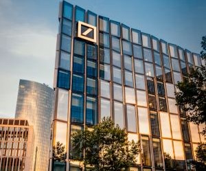 Criptomonedele oferă un potențial ridicat de randament și o mai mare libertate financiară prin descentralizare, operând pe o piață deschisă 24/7. Cu toate acestea, reprezintă un activ cu risc ridicat din cauza volatilității extreme și a lipsei de reglementare. Principalele riscuri includ pierderi rapide și defecțiuni ale securității cibernetice. Cheia succesului este să investiți doar cu o strategie clară și cu un capital care nu vă compromite stabilitatea financiară.