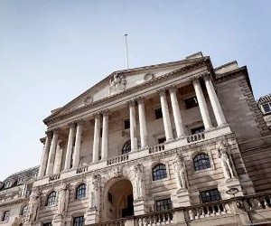 Criptomonedele oferă un potențial ridicat de randament și o mai mare libertate financiară prin descentralizare, operând pe o piață deschisă 24/7. Cu toate acestea, reprezintă un activ cu risc ridicat din cauza volatilității extreme și a lipsei de reglementare. Principalele riscuri includ pierderi rapide și defecțiuni ale securității cibernetice. Cheia succesului este să investiți doar cu o strategie clară și cu un capital care nu vă compromite stabilitatea financiară.