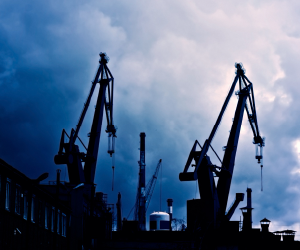 O petróleo pode ajudar a diversificar uma carteira e oferecer alguma proteção contra a inflação, mas também é um ativo de alto risco, marcado por volatilidade, tensões geopolíticas e choques de oferta e demanda.